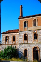 http://www.eviaportal.gr/content.asp?ID=2304Ιστορία «ΑΡΕΘΟΥΣΑΣ»Καθαρά βιομηχανική περιοχή στη Χαλκίδα ήταν αυτή του Αγίου Στεφάνου, στις αρχές του 19ου αιώνα. Εκεί υπήρχε μεταξύ άλλων επιχειρήσεων και το οινοπνευματοποιείο «ΑΡΕΘΟΥΣΑ», το οποίο κτίστηκε το 1882 και ανήκε στους αδελφούς Ζάχου από την Κάρυστο. Το κτίριο έχει εμβαδό 1.380 τ.μ., ενώ το οικόπεδο στο οποίο βρίσκεται είναι 7.5 στρέμματα. Ωστόσο η «ΑΡΕΘΟΥΣΑ» δε λειτούργησε πολλά χρόνια, αφού ήταν η περίοδος που οι αμπελώνες της περιοχής είχαν προσβληθεί από αρρώστιες. Αποτέλεσμα ήταν να κλείσει το εργοστάσιο. Το 1924, το εργοστάσιο στέγασε ένα τμήμα από τους πρόσφυγες της Μ.Ασίας. Κατά τη διάρκεια της κατοχής, οι Ιταλοί μετέτρεψαν το εργοστάσιο σε στάβλο. Κατόπιν, αγοράστηκε απ’ την «Οινοπνευματοποιεία Πειραιώς» και ξαναλειτούργησε. Το εργοστάσιο έκλεισε οριστικά το 1980. Αξίζει να αναφέρουμε ότι όλο το κτίριο είναι κατασκευασμένο από τούβλο πορσελάνης με παρεμβολές σιδερένιων στηριγμάτων (σε σχήμα 5) για να αυξηθεί το όριο αντοχής του κτιρίου. Στην κεντρική τριώροφη σάλα ξεχωρίζουν ακόμα τα κεφαλαία γράμματα της επιγραφής: ΠΟΤΟΠΟΙΕΙΟ – ΑΡΕΘΟΥΣΑ – ΠΑΓΟΠΟΙΕΙΟ. Να σημειωθεί, ότι στην ίδια περιοχή κτίστηκε το 1912 το πυρηνελαιουργείο του Κιαπέκου – Καράκωστα, ενώ υπήρχε επίσης το πυρηνελαιουργείο του Γεωργιάδη και το ρετσινάδικο του Κόντη.