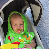 Edvin sov gott med sin poncho i vagnen