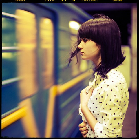 [girl with passing train[4].jpg]