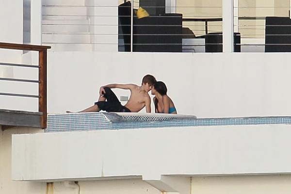 [Justin Bieber and Selena Gomez Kissing fedoce[4].jpg]