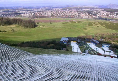 The Midlothian Snowsports Centre in Edinburgh, Scotland, offers a low-key 