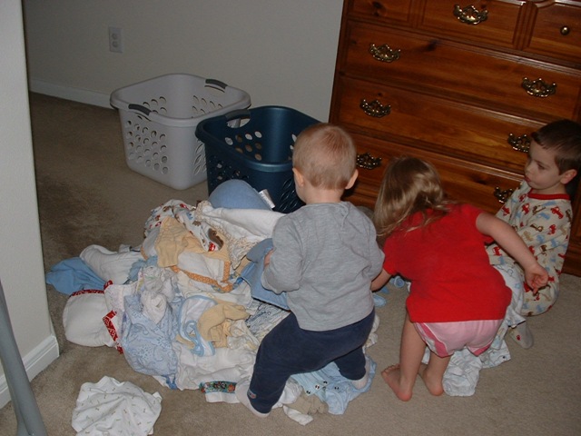 [20100107_FoldingBabyClothes03[3].jpg]