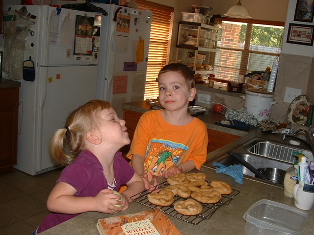 [20091104_MakingPretzels07[9].jpg]