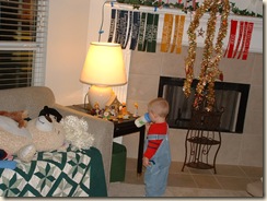 20091224_JeffreyLooksAtManger02