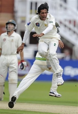 [mohammad-aamer-jumps-for-joy_Bjhs7_17022[2].jpg]