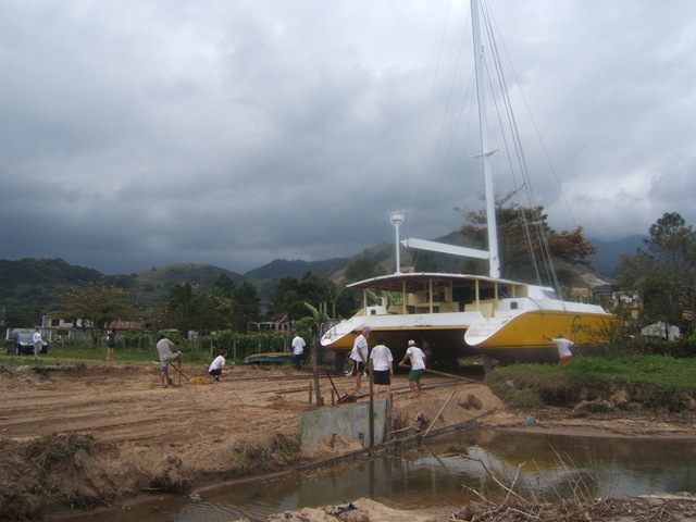 [Colocação do barco na água2 044[4].jpg]