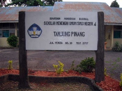 SMA 4 Tanjungpinang,Pelecehan guru SMA 4 Tanjungpinang, Penghinaan guru SMA 4 Tanjungpinang,Menyebut kelamin guru SMA 4 Tanjungpinang, SMA 4 Tanjungpinang dikeluarkan, Siwa SMA 4 Tanjungpinang drop out, SMA 4 Tanjungpinang kena sangsi,SMA 4 Tanjungpinang beken di facebook, Komunitas SMA 4 Tanjungpinang, SMA 4 Tanjungpinang Community dan guru