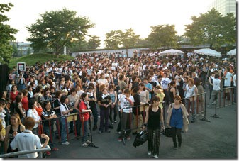 j-ax-ext-crowd