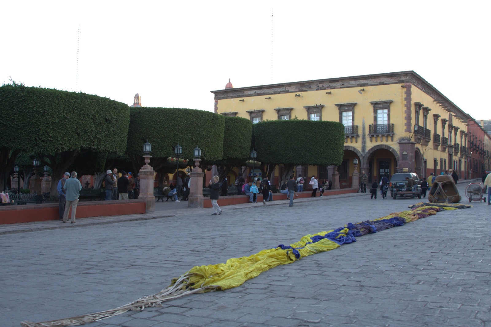 [IMG_2656 Hot air balloon in San Miguel de Allende[2].jpg]
