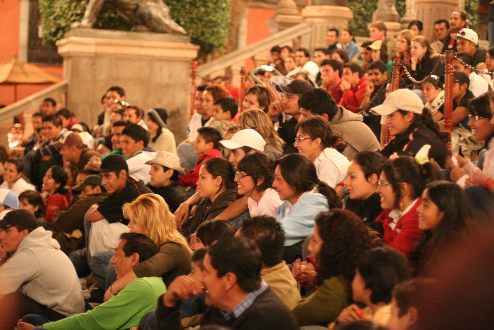 [IMG_3434 Guanajuato crowd in Jardin de la Union[2].jpg]
