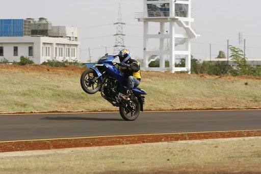 Pulsar+220s+street+fighter