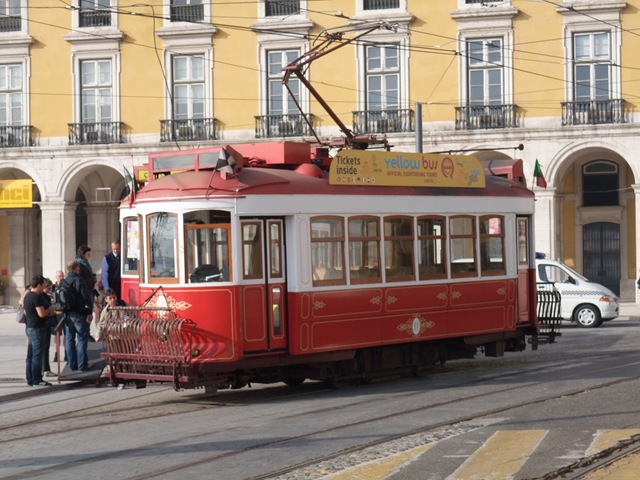 [Red Tram[2].jpg]