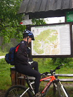 r2rec studiuje mapę Photo
