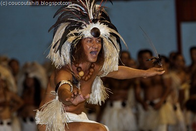 ... et dans son célèbre "Haka Pahaka" (danse de l'oiseau pour l'homme).