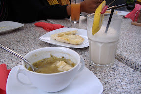 Onion soup, garlic bread, and a banana-chili shake.  Nice!
