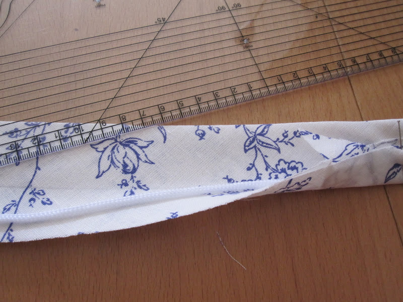 Placing and pinning the cord in to the bias Placing and pinning the cord in to the bias
