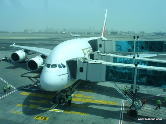 酋长的A380(41P) 酋长的A380 第一次见有三个入口的飞机,A380确实够大。,A380,豪华,酋长,阿联酋,飞机