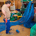 Fabrication d'un filet de chalut à partir de la maille. Coopérative de Lorient.