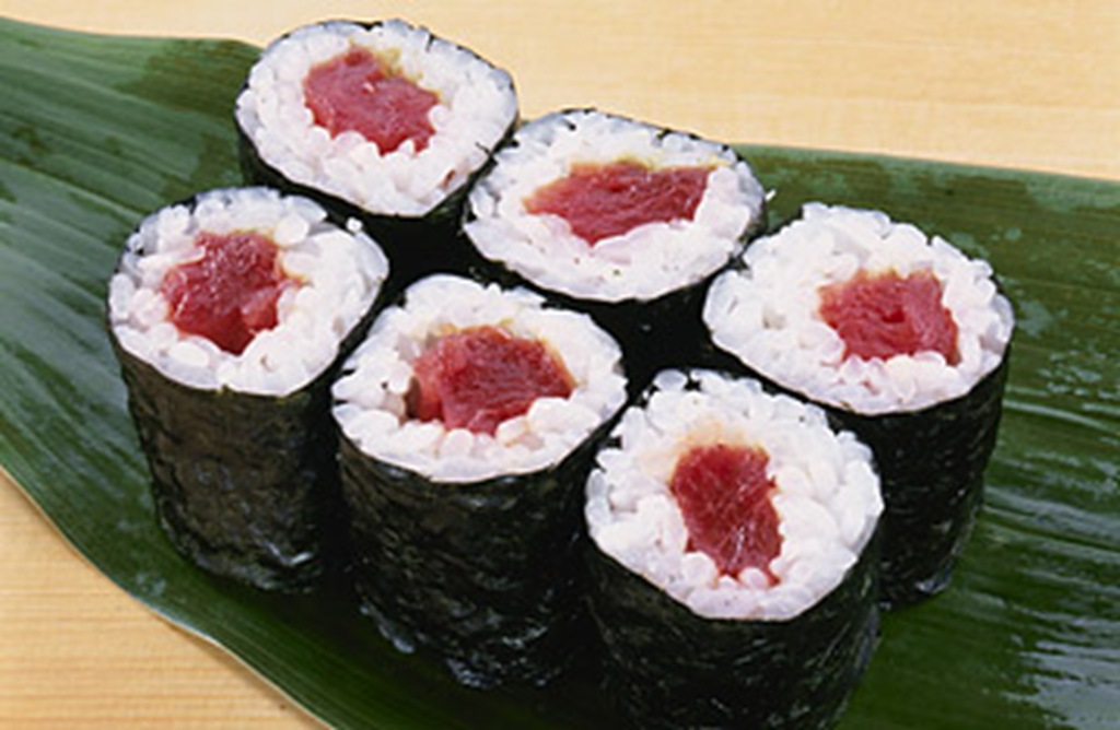 [tuna_sushi_rolls-rice-seaweed[5].jpg]
