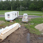 Og her skal lige lægges en del kvm. sten til indkørslen. Og så kan I også lige se Sørens lille hjem, mens han bygger hus.