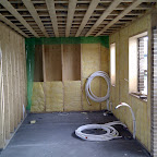 Et kig ned gennem bryggerset og gæstetoilet.