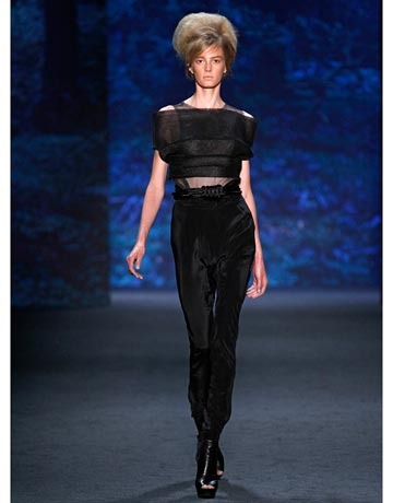 [Vera Wang continues with her mastery of a dark, romantic, subtly masculine beauty. Her spring collection had all her artistic hallmarks[3].jpg]