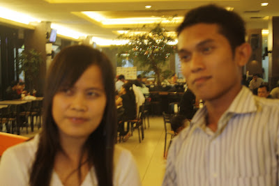 Tamu Blogger Bertuah Pekanbaru dari Malaysia, Elpa berfoto bersama Hendrawan versi blur