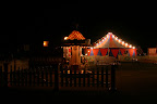 Flohzirkus, Karussell und Circuszelt bei Nacht. (c) www.floh-circus.de