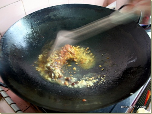 frying tom yam paste and garlic