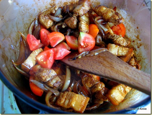 Braising Pork Belly with Tomato and Soy Sauce