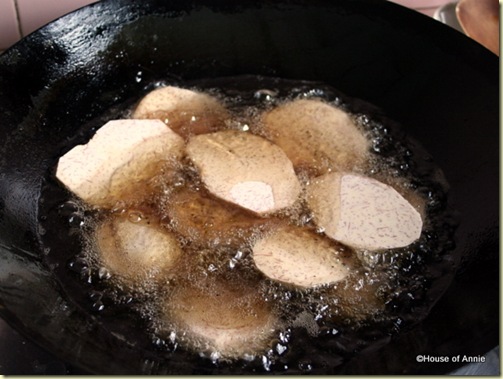 deep frying taro for khau yoke