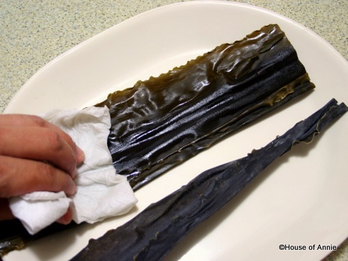 [wiping kombu for dashi[2].jpg]