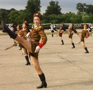 [north-korean-army-babes-320x309[3].jpg]