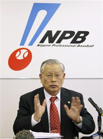 西武の涌井秀章投手の年俸調停で、記者会見する年俸調停委員長の熊崎勝彦コミッショナー顧問=2011.01.28午後、東京都千代田区