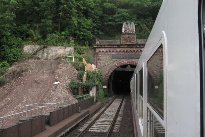 http://lh3.ggpht.com/_LRrV76ZeF0w/TFBCcBzmpvI/AAAAAAAACls/RB0LUWdpAHM/s720/IMG_4456_Kaiser-Wilhelm-Tunnel_Portal%20Cochem.JPG