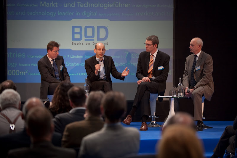 Bei der POdiumsdiskussion ging es um das Thema PoD - nur Drucken war gestern. Von links: Holger Bellmann, Geschäftsführer Libri und BoD, Dr. Jonathan Landgrebe, Geschäftsführer Suhrkamp Verlag, Bernd Adam, Geschäftsführer Deutsche Fachpresse, Helmut von Berg, Direktor Klopoten & Partner