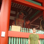 Posando junto a uno de los guardianes del templo. Esta hecho de madera, y lo han preservado durante años como todo lo que encontré.