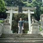 Un parque cercano al hotel, por su entrada parece un templo pero tiene columpios adentro. Tal ves también tiene un lugar para orar. Me encantan esos leones protectores.
