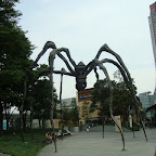 Una araña gigante hecha de fierro, no se aprecia en la foto pero tiene una canasta con huevos.