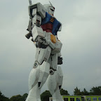 Vean el comparativo del tamaño, ahí esta alguien junto al pie del Gundam. Y bueno no dejaban a cualquiera estar cerca de ahí.