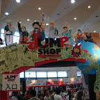 Y nomas por andar en Odaiba también visitamos la tienda Jump con mercancia de la Shonen Jump Magazine. :O ¿y eso que es? Pues artículos relacionados con Naruto, Bleach, One Piece, Dragon Ball, Eyeshield 21, etc.