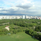 Explanadas de árboles y muy al fondo la ciudad. Además parece que nos iba a llover por esas nubes :S