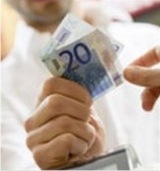 Quando o comprador recebe o pedido o "sistema" paga ao vendedor. O vendedor tem em m&eacute;dia 14 dias para entregar o produto comprado ou pode ter seu pagamento bloqueado.