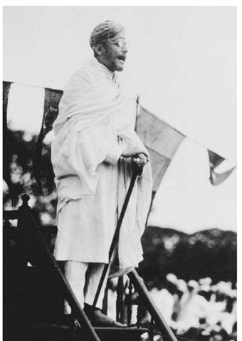 Maulama Abul Kalam Azad (1888-1958). The scholar and independence leader Maulama Abul Kalam Azad addresses a crowd in India, circa 1935.