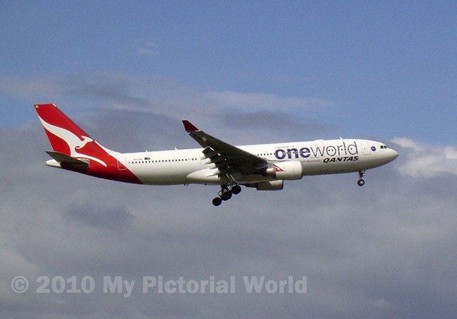[Qantas-Airways-with-OneWorld-Livery[5].jpg]