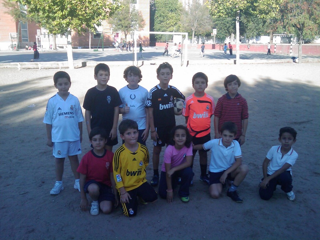 [futbol 3º primaria 2[4].jpg]