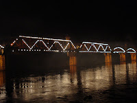Bridge over the River Kwai avond Kanchanaburi 30nov07.JPG