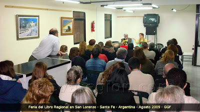 Elda Forcato presentando "CORA", su última novela