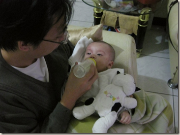 image 小鐵一拿到牛哞哞就抓著不放