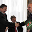 Berényi József és Németh Zsolt kézfogása, háttérben Bárdos Gyula